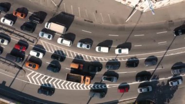 Trafik sıkışıklığında sıkışmış arabaların hava manzarası. Otoyolda çok araba var..
