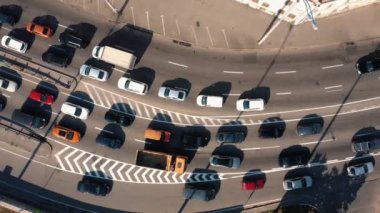 Trafik sıkışıklığında sıkışmış birçok arabanın yukarıdaki görüntüsü. Araçlarla otoyol.