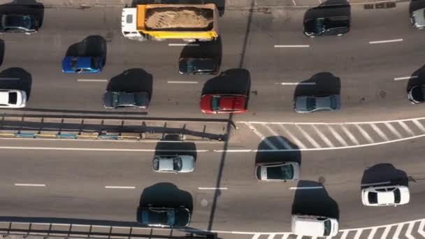 도로에서 운전하는 공중에서 자동차가 다니는 — 비디오