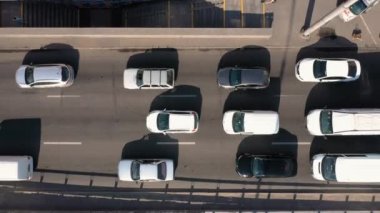 13.06.2019 - Ukrayna, Kyiv: Trafik sıkışıklığında sıkışmış birçok arabanın hava üst görüntüsü. Yukarıdan otoyol.