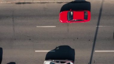 Hareket halindeki birçok aracın üst görüntüsü. Yukarıdan hava görünümü.