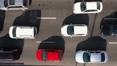 13.06.2019 - Ukrayna, Kyiv: Trafik sıkışıklığında sıkışmış birçok aracın hava üst görüntüsü. Otoyoldaki arabalar.