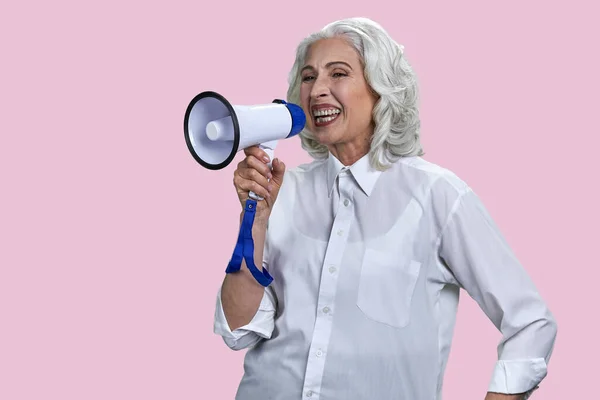 Портрет Смеющейся Пожилой Женщины Мегафоном Изолированный Розовом Фоне — стоковое фото