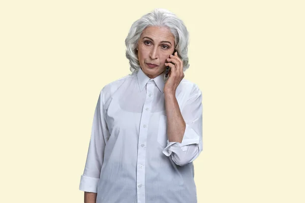 Ritratto Anziana Donna Uso Smartphone Isolato Sfondo Giallo Pastello — Foto Stock