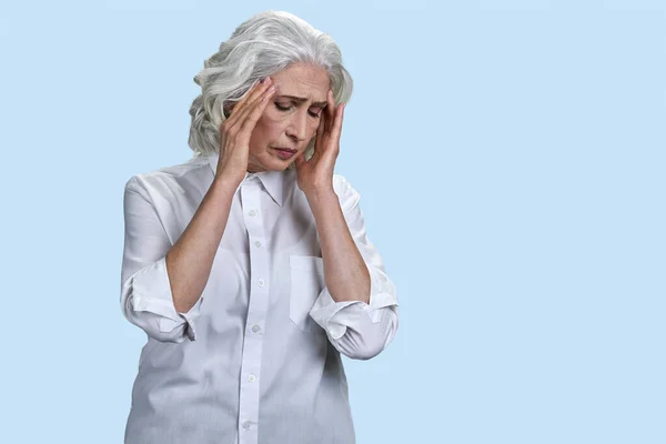 Ανώτερη Γυναίκα Που Υποφέρει Από Σοβαρό Πονοκέφαλο Απομονωμένα Μπλε — Φωτογραφία Αρχείου