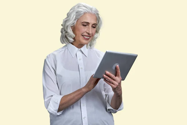 Счастливая Улыбающаяся Пожилая Женщина Планшетным Компьютером Изолированный Желтом Фоне Пастели — стоковое фото