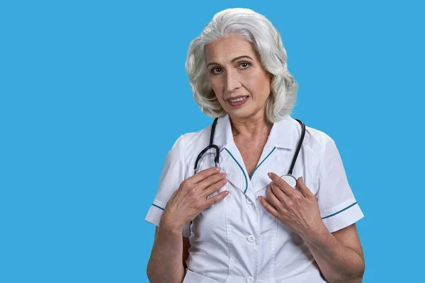 Ritratto Donna Anziana Medico Con Stetoscopio Isolato Sfondo Blu — Foto Stock