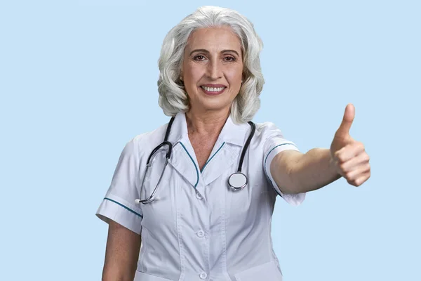 Портрет Літньої Жінки Лікаря Показує Великий Палець Усміхнена Старша Леді — стокове фото