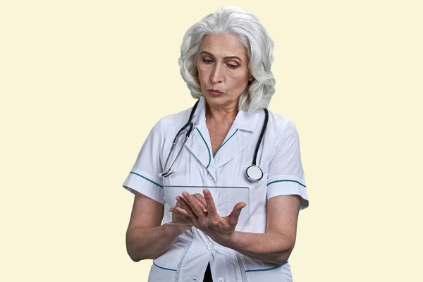 Ritratto Medico Donna Anziana Con Tablet Mockup Imitazione Trasparente Del — Foto Stock