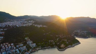 Dağlar ve tatil köyü manzarası gün batımında. İHA 'dan hava panoramik görüntüsü. Avrupa ülkesinde Tatil.