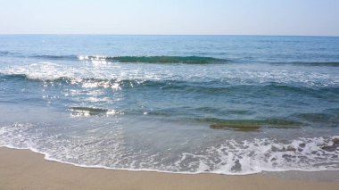 Deniz dalgalı kumsal. Güzel bir deniz manzarası. Doğa manzarası.