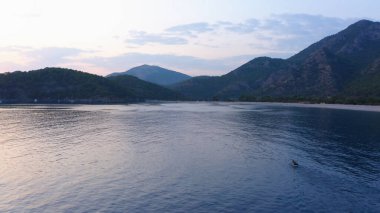 Dağlar ve kıyı şeridi. İHA 'dan hava panoramik görüntüsü. Resimli doğa manzarası.