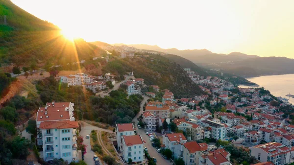 Sonnenaufgang Über Der Schönen Stadtlandschaft Stadtgebäude Landstraße Und Berge Urlaub — Stockfoto