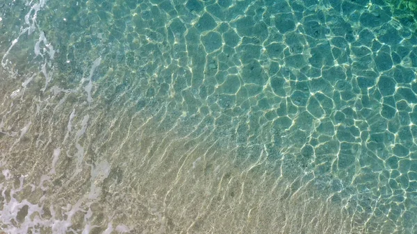 Bovenaanzicht Geel Zandstrand Met Witte Schuimgolven Oceaan Natuur Achtergrond Zomertijd — Stockfoto
