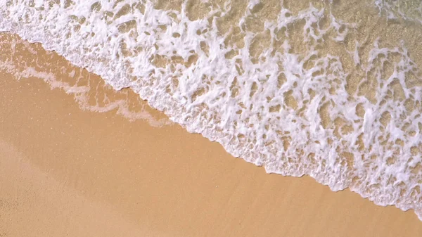 Вид Зверху Прозорі Бірюзові Водні Хвилі Миють Пляж Тропічного Острова — стокове фото