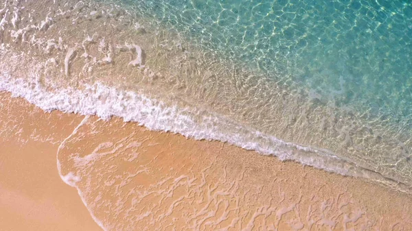 Αμμώδης Ακτή Πλύσιμο Από Καθαρά Γαλαζοπράσινα Κύματα Αεροφωτογραφία Από Ψηλά — Φωτογραφία Αρχείου