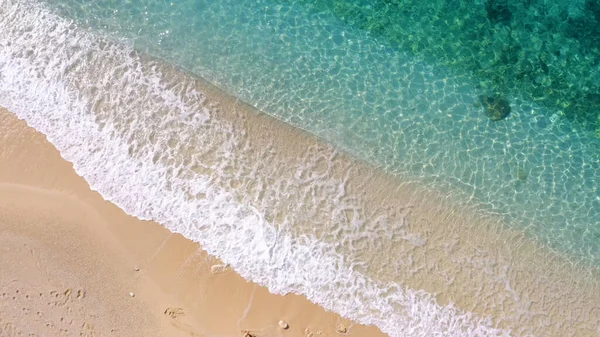 Turistas Caminhando Praia Areia Ilha Tropical Vista Superior Drone Conceito — Fotografia de Stock