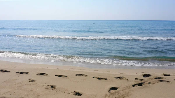 Мальовничий Краєвид Спокійних Морських Хвиль Піщаному Пляжі Літній День Прекрасний — стокове фото