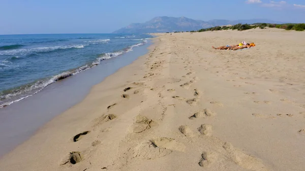 Turistas Tomando Sol Playa Calma Las Olas Del Mar Lavando — Foto de Stock
