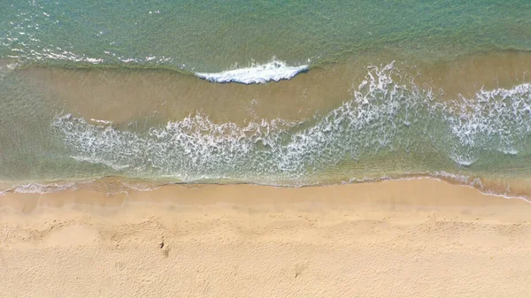 Вид Повітря Прозорі Океанічні Хвилі Миють Піщаний Пляж Повільний Рух — стокове фото