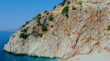 Turkuaz deniz suyundaki Rocky Dağı. İHA 'dan panoramik görüntü. Doğa manzarası.