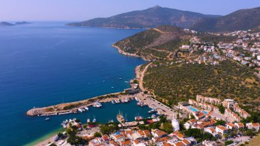 Dağ kıyısındaki tatil köyünün havadan panoramik manzarası. Etrafı dağlarla çevrili güzel bir kasaba..