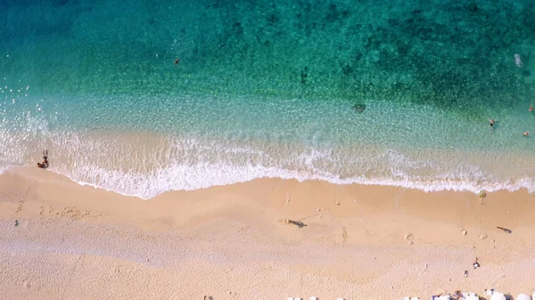 Вид Зверху Людей Які Насолоджуються Відпочинком Піщаному Пляжі Тропічного Острова — стокове фото