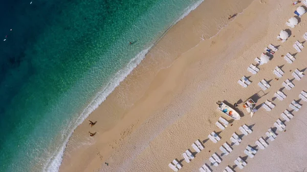 Піщані Береги Миють Чистими Бірюзовими Хвилями Люди Відпочивають Піщаному Пляжі — стокове фото