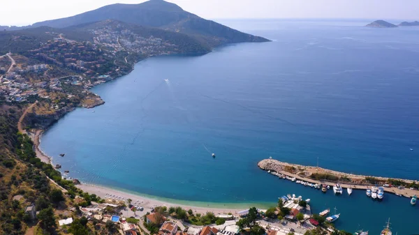 Vista Aérea Drone Cidade Costeira Com Montanhas Verdes Baía Mar — Fotografia de Stock