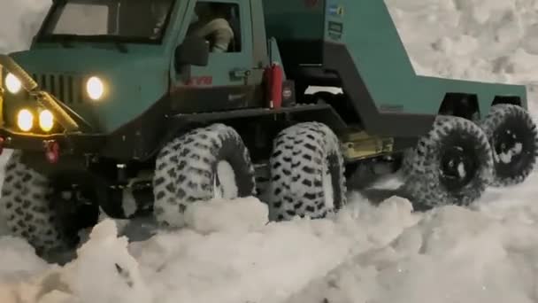 キエフ ウクライナ 2022 雪の上に行くリモートコントロールおもちゃトラック 輝くヘッドライトとRcフラットベッド牽引トラック — ストック動画