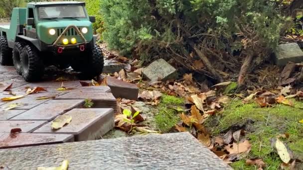 キエフ ウクライナ 2021 公園内の湿式石畳舗装上のフラットベッド牽引トラック Rcおもちゃトラックが道路から降りる — ストック動画