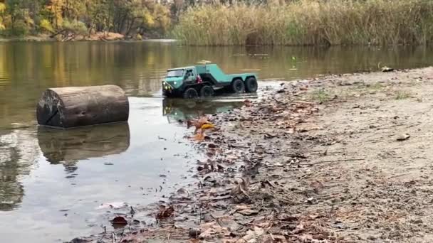 Kiev Ukraina 2021 Plattbäddad Bogseringsbil Som Går Dammar Grunt Vatten — Stockvideo
