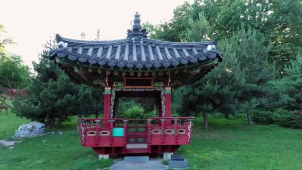 Chinees Pagode Paviljoen Tussen Bomen Aziatische Stijl Park Groene Zomertuin — Stockvideo
