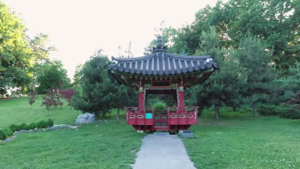 Roter Asiatischer Pagodenpavillon Zwischen Den Bäumen Park Asiatischen Stil — Stockvideo