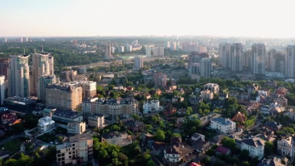 Vista Aérea Del Paisaje Urbano Verano Muchos Edificios Árboles — Vídeos de Stock