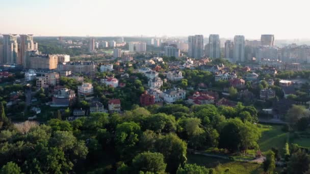 Вид Воздуха Городской Пейзаж Зданиями Деревьями Панорама Европейского Города — стоковое видео