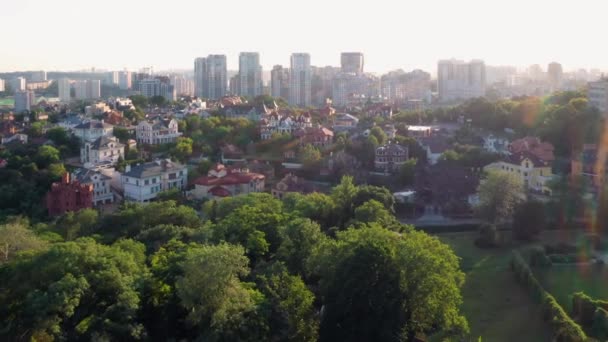 Paysage Urbain Estival Avec Petits Bâtiments Arbres Vue Depuis Drone — Video