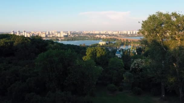 Luftaufnahme Der Stadt Kiew Sommer Dnjepr Mit Brücke Und Kirche — Stockvideo