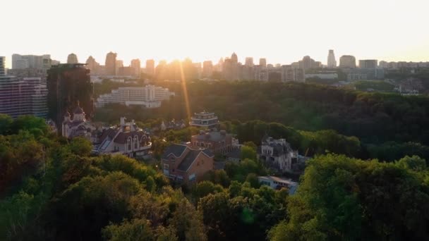 Légi Kilátás Városkép Fényes Esti Napfény Sok Épület — Stock videók
