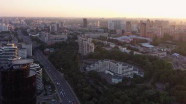 Sabahları şehrin havadan panoramik manzarası. Araba trafiği ve birçok bina..