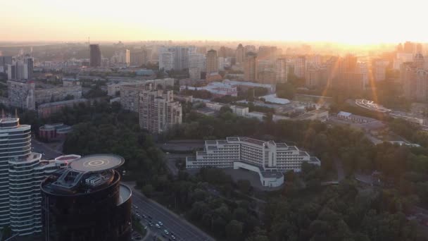 Luchtfoto Van Het Stadsgezicht Tijdens Zonsopgang Helder Zonlicht Stad — Stockvideo