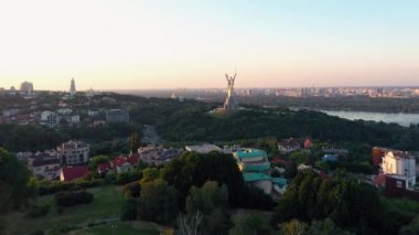 Günbatımı gökyüzü ile gökyüzü panoramik şehir manzarası. Yeşil ağaçlar ve evler.