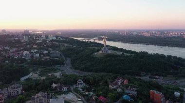 Akşamları Kiev şehrinin hava aracı görüntüsü. Dnipro nehri ve binaları.