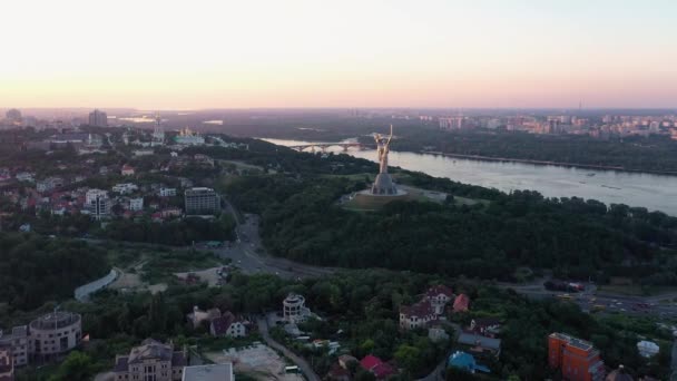 夕方にキエフ市の空中ドローンビュー ドニプロ川と建物 — ストック動画