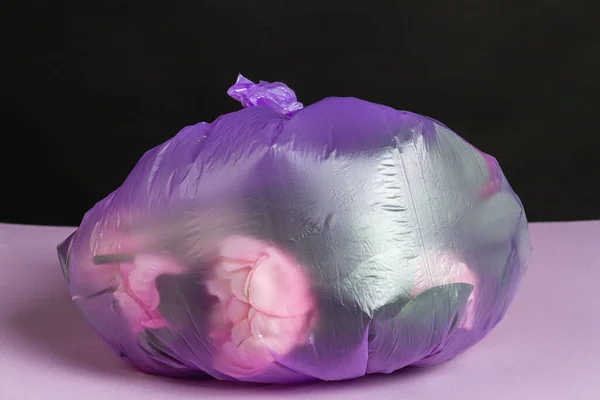 Fermer Sac Plastique Violet Avec Des Fleurs Intérieur Concept Pollution — Photo