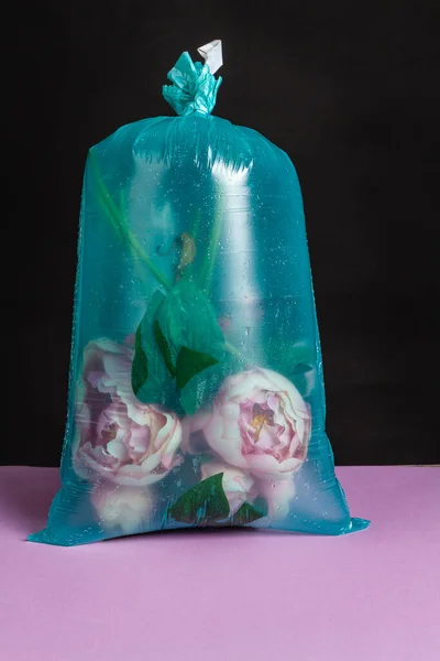 Çiçeklerle Dolu Dikey Plastik Poşet Çevre Kirliliği Kavramı — Stok fotoğraf