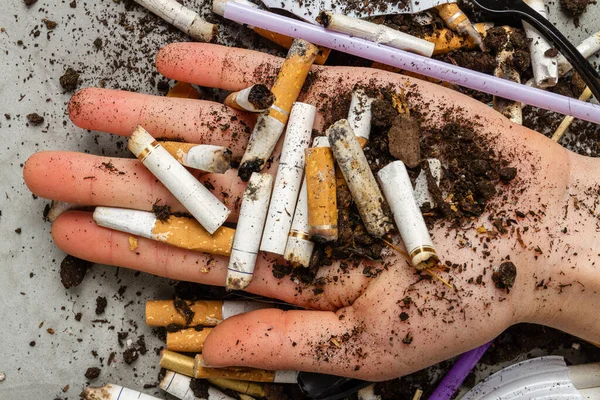 Feche Mão Segurando Pilha Cigarros Com Sujeira Conceito Poluição Ambiental — Fotografia de Stock