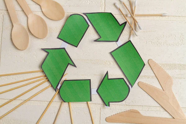 Top View Recyclig Symbool Houten Gebruiksvoorwerpen Lepels Met Messen Oorstokjes — Stockfoto