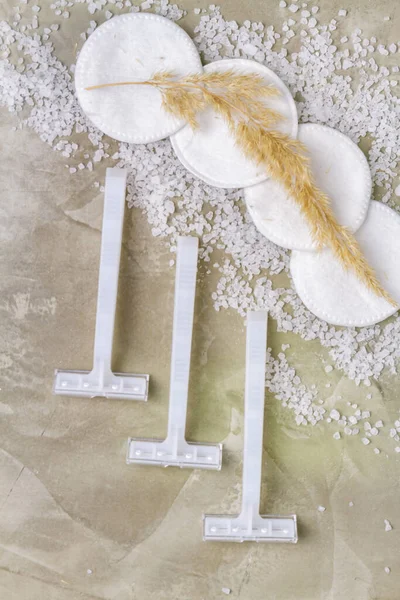 白海塩と綿のパッドを持つ3つのカミソリ 縦方向のショットトップビュー — ストック写真