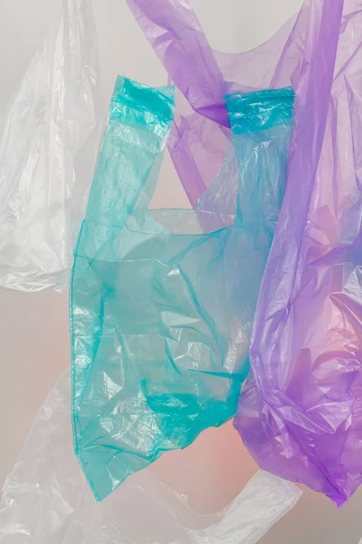 Tiro Vertical Vários Sacos Plástico Coloridos Novos Sacos Plásticos Multicoloridos — Fotografia de Stock